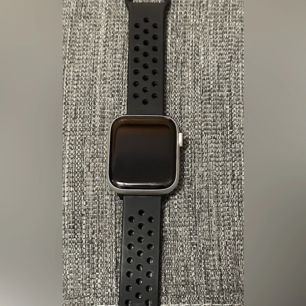 Apple SE Watch with trendy Black Band and Silver Case - GPS + cellular